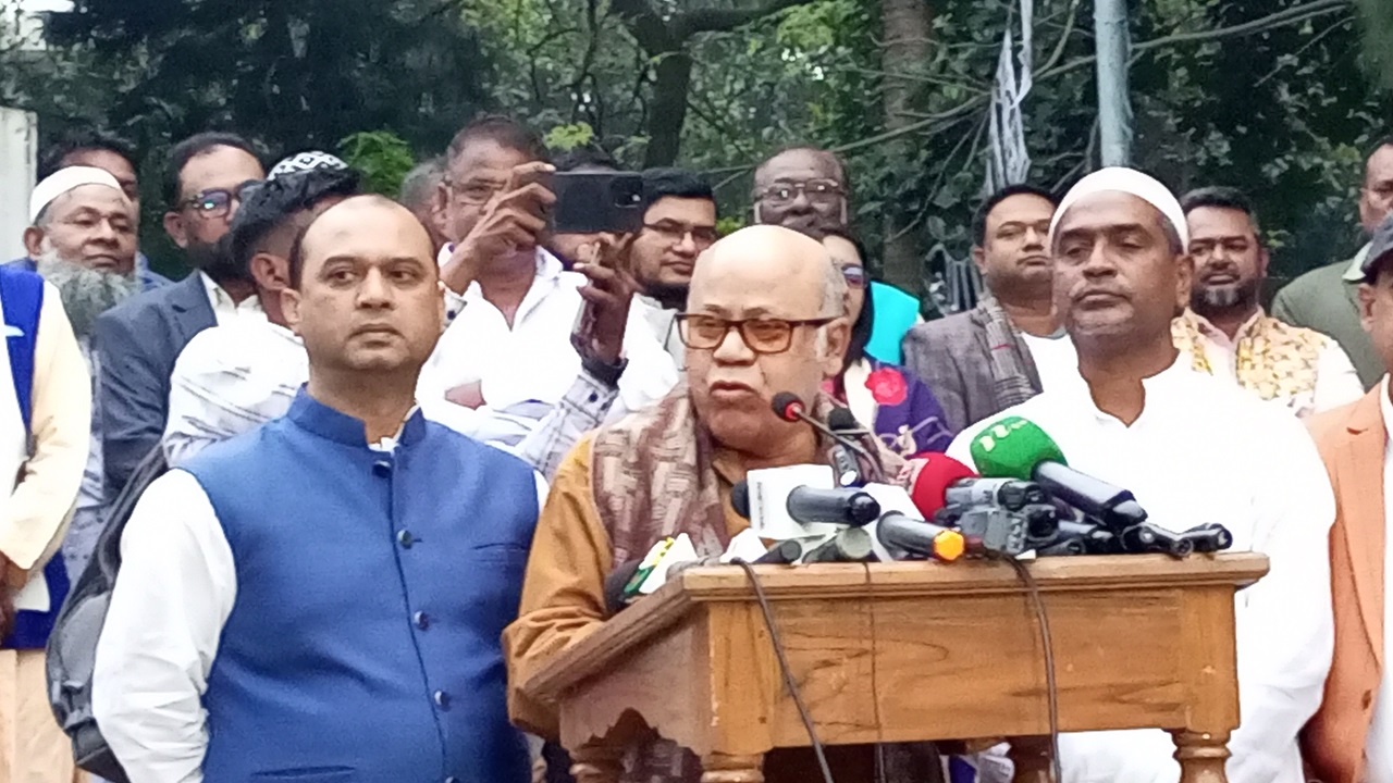 কেরানীগঞ্জ উপজেলা পরিষদ মাঠে আয়োজিত নির্বাচনী পথসভায় বক্তব্য রাখছেন কামরুল ইসলাম। ছবি : কালবেলা