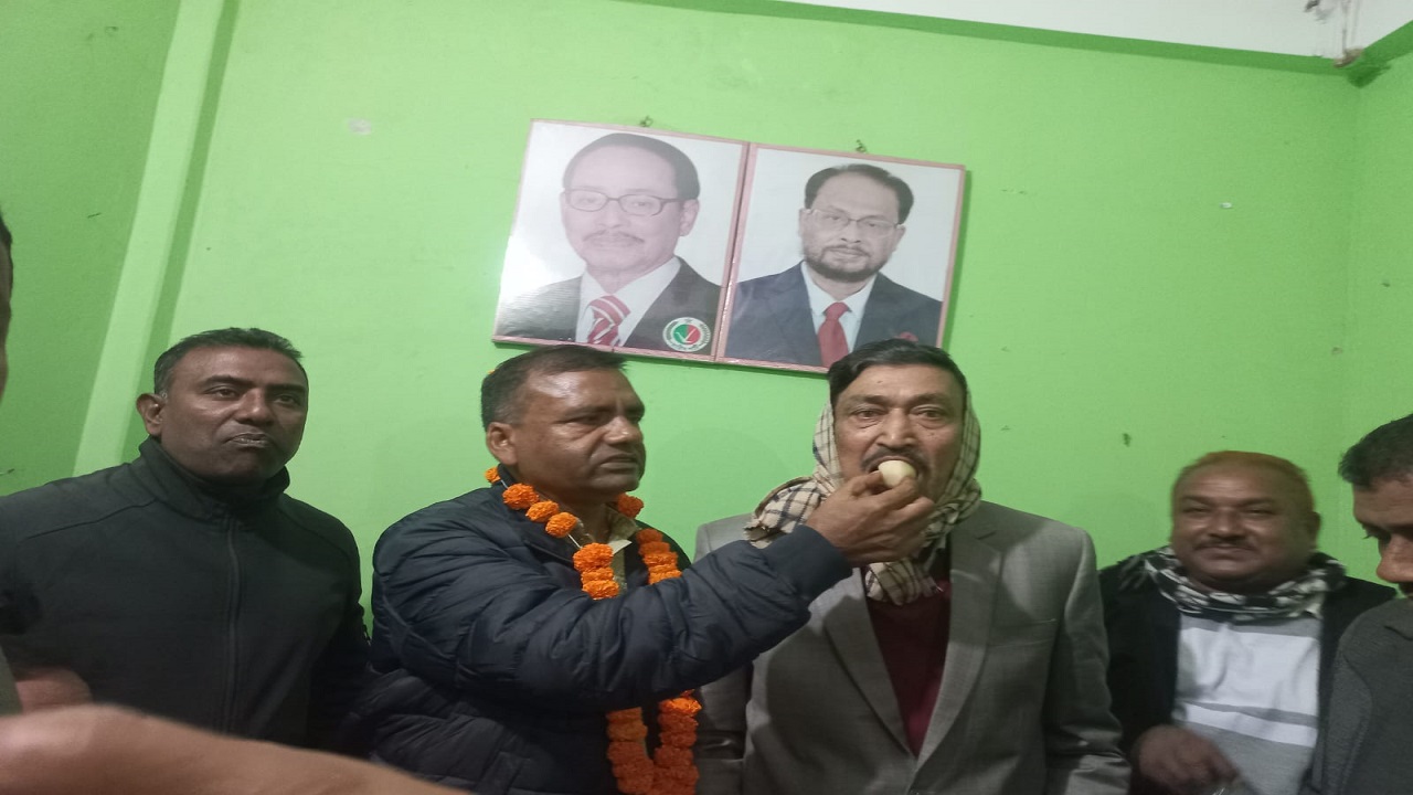 শহিদুল ইসলাম বকুলকে ফুলের মালা দিয়ে বরণ করে মিষ্টি খাওয়ান জাতীয় পার্টির নেতাকর্মীরা। ছবি : কালবেলা