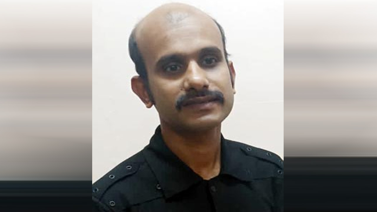 এভারকেয়ার হাসপাতালে খালেদা জিয়ার কেবিনে অনুমতি ছাড়া প্রবেশের সময় আটক মো. সুজন। ছবি : কালবেলা