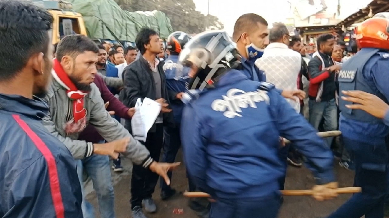 লালমনিরহাটের হাতীবান্ধায় বিএনপির লিফলেট বিতরণের সময় পুলিশের বাধার মুখে পড়েন নেতাকর্মীরা। ছবি : কালবেলা