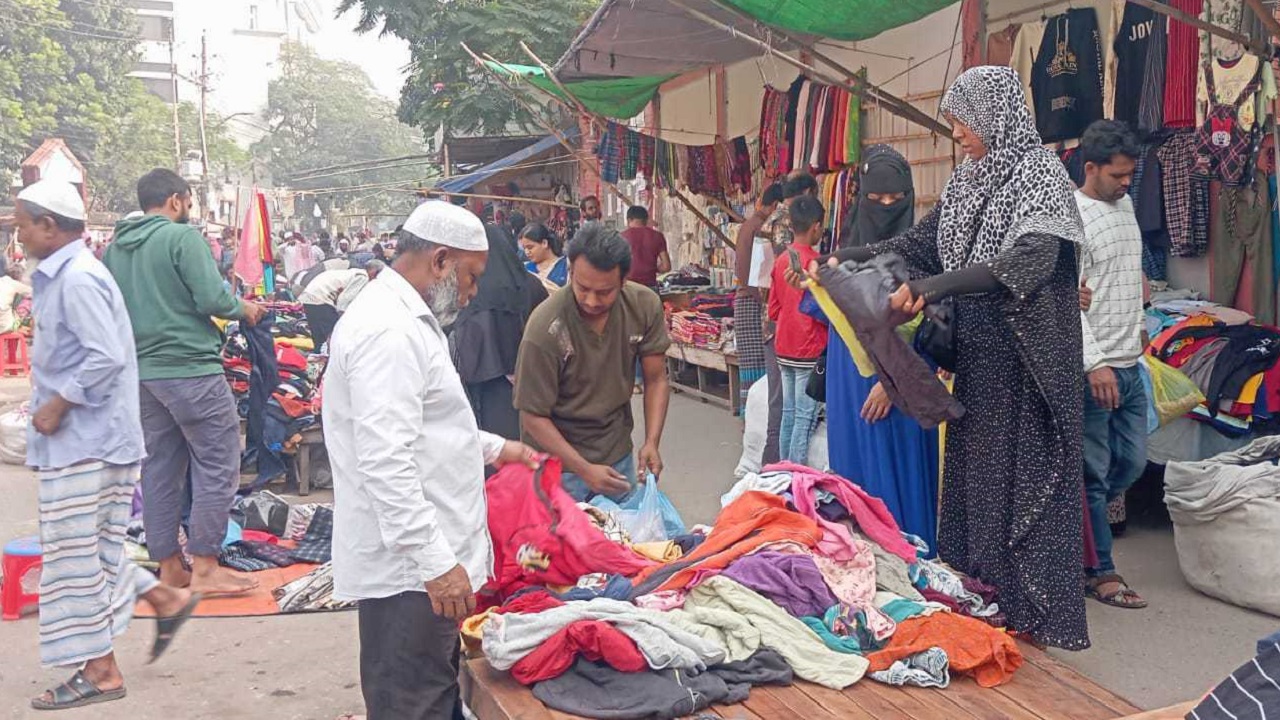 রাজধানীর পুরান ঢাকার ফুটপাতে শীতের কাপড় বিক্রি জমজমাট। ছবি : কালবেলা