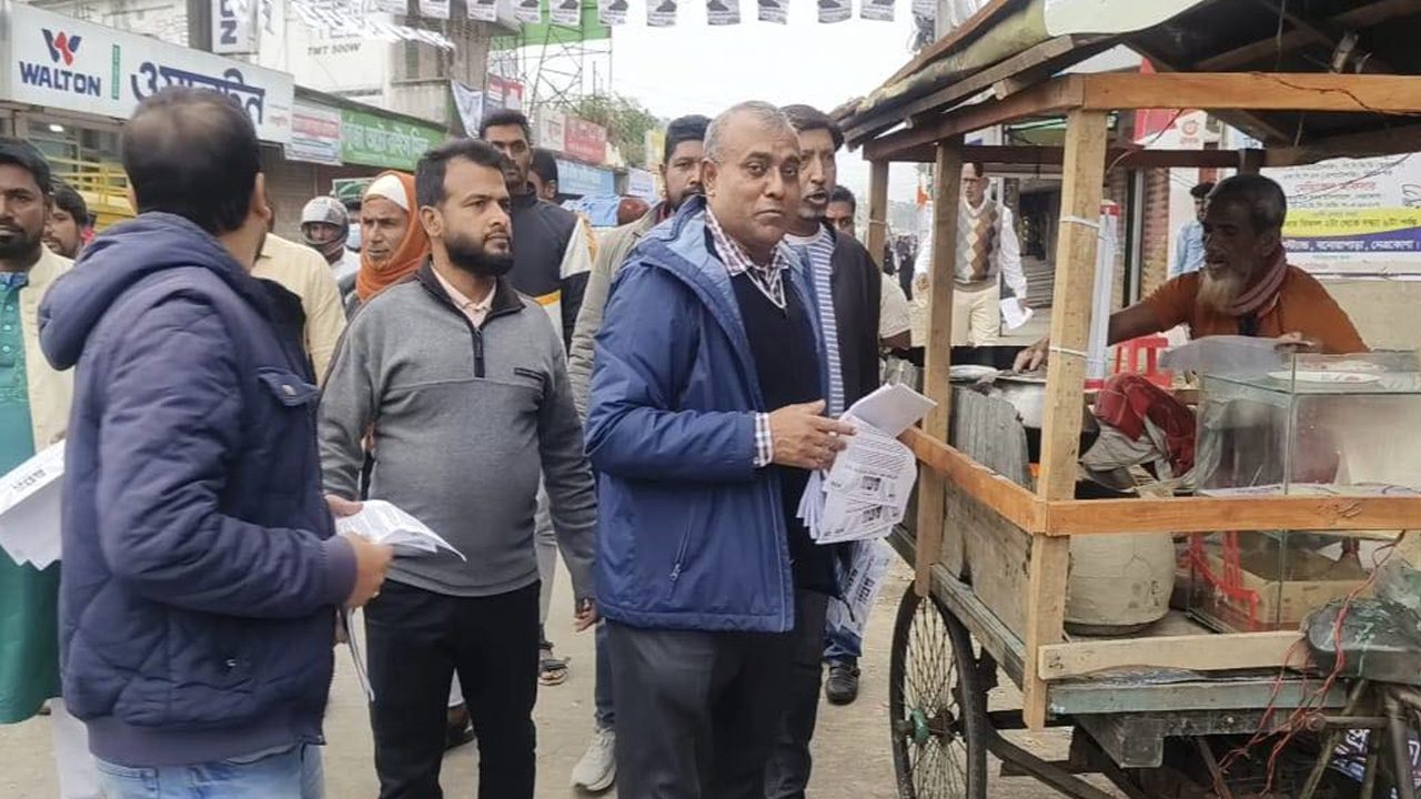 নির্বাচন বর্জনের আহ্বানে নেত্রকোনায় লিফলেট বিতরণ করে বিএনপি । ছবি : কালবেলা।
