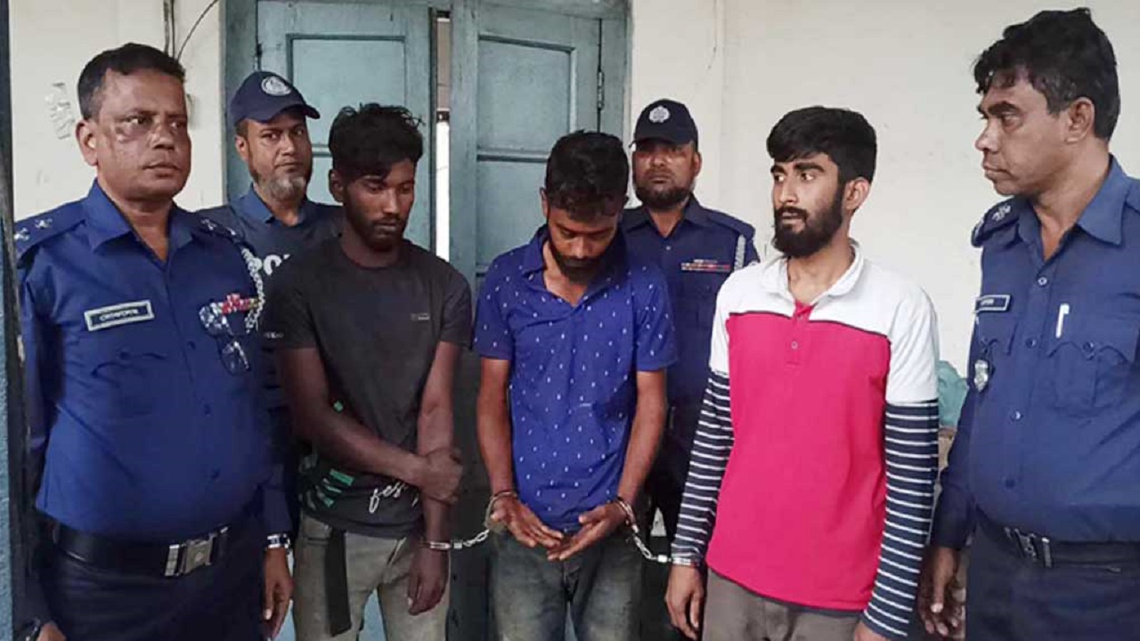 নারায়ণগঞ্জে রেললাইনে হাতবোমা বিস্ফোরণ করতে গেলে ৩ জনকে হাতেনাতে আটক করেছে রেলওয়ে পুলিশ। ছবি : কালবেলা