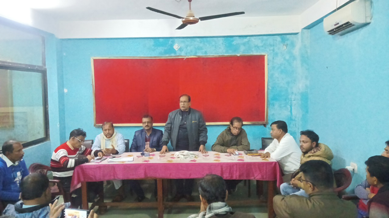 দৈনিক কালবেলার প্রতিনিধি আব্দুল্লাহ আল ফুয়াদকে হাত পা ভেঙ্গে দেয়া ও জীবন নাশের হুমকি প্রদানের প্রতিবাদে কেশবপুর প্রেস ক্লাবে এক জরুরি সভা অনুষ্ঠিত হয়েছে। ছবি : কালবেলা