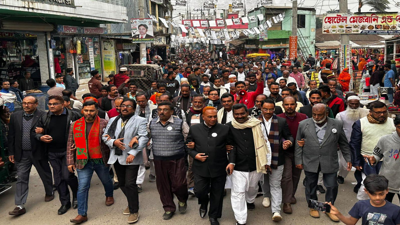বোয়ালমারী উপজেলা সদরে গণমিছিল করেছে আওয়ামী লীগ ও অঙ্গসংগঠনের প্রায় পাঁচ হাজার নেতাকর্মী। ছবি : কালবেলা