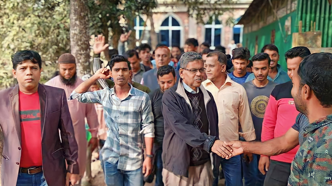 ঈগল প্রতীকে ভোট চেয়ে গণসংযোগ করেছেন সাংবাদিক নেতা শওকত মাহমুদ। ছবি : কালবেলা
