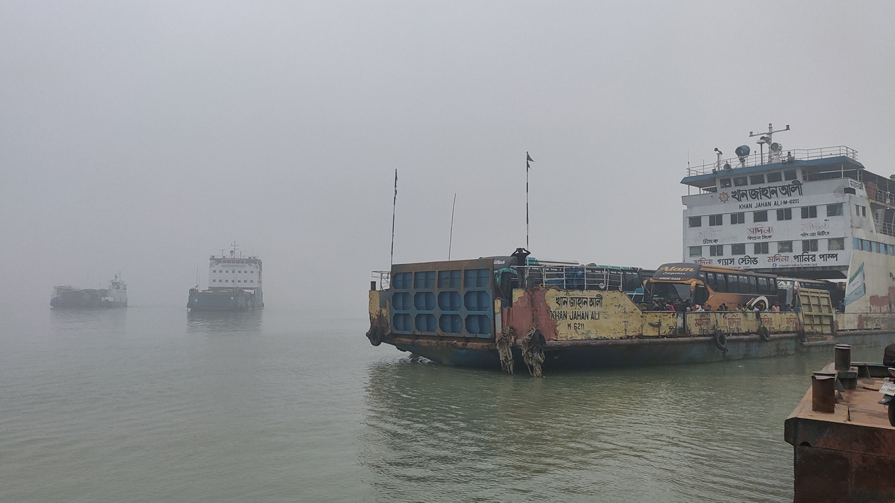 নোঙর করে রাখা ফেরি। ছবি : কালবেলা