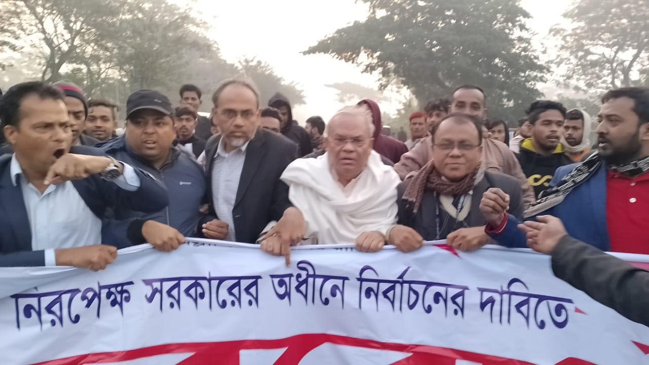 রোববার সকালে কুমিল্লার ঢাকা-চট্রগ্রাম মহাসড়ক চান্দিনা গোবিন্দপুর বাসস্ট্যান্ড এলাকায় বিক্ষোভের নেতৃত্ব দেন বিএনপির সিনিয়র যুগ্ম মহাসচিব রুহুল কবির রিজভী। ছবি : কালবেলা