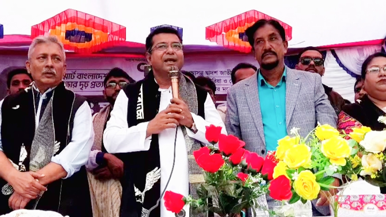 পথসভায় বক্তব্য দেন পিরোজপুর জেলা আওয়ামী লীগের যুগ্ম-সাধারণ সম্পাদক স্বতন্ত্র প্রার্থী মহিউদ্দিন মহারাজ। ছবি : কালবেলা