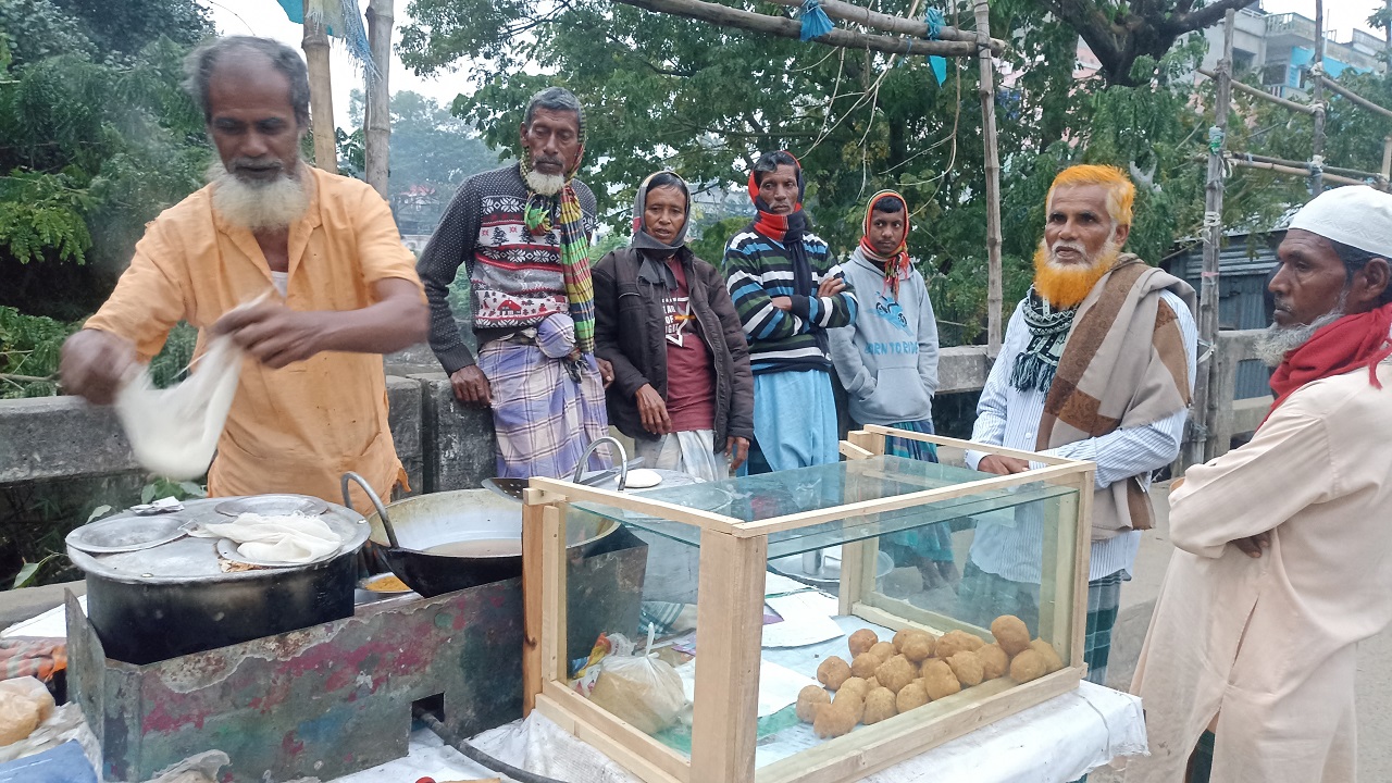 ব্রাহ্মণপাড়ার সড়কের পাশেই চলছে পিঠার বেচাকেনা। ছবি : কালবেলা
