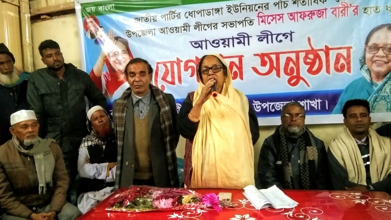 নিজ বাসভবনে বক্তব্য দিচ্ছেন সুন্দরগঞ্জ আওয়ামী লীগের সভাপতি আফরুজা বারী। ছবি : কালবেলা