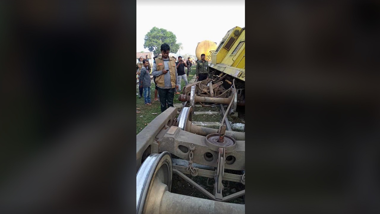 হবিগঞ্জের মাধবপুরে লাইনচ্যুত হওয়া তেলবাহী ট্রেনের বগি। ছবি : কালবেলা