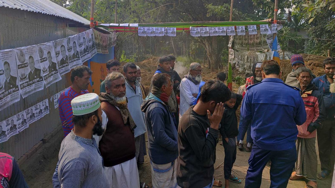 বাগাতিপাড়ায় নৌকার প্রার্থীর নির্বাচনী অফিসে আগুনের ঘটনায় পরিদর্শন করছেন পুলিশ সদস্যরা। ছবি : কালবেলা