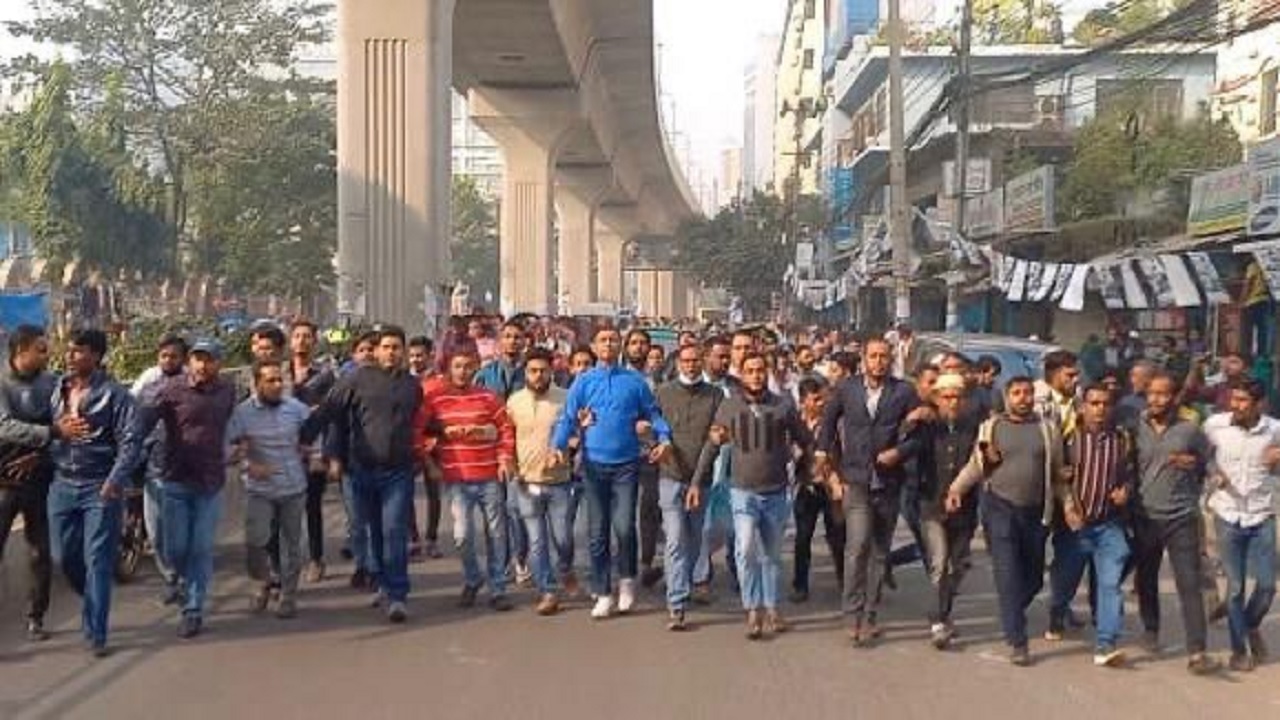 রাজধানীর ৫ স্থানে বিক্ষোভ মিছিল করেছে ঢাকা দক্ষিণ স্বেচ্ছাসেবক দলের নেতাকর্মীরা। ছবি : কালবেলা