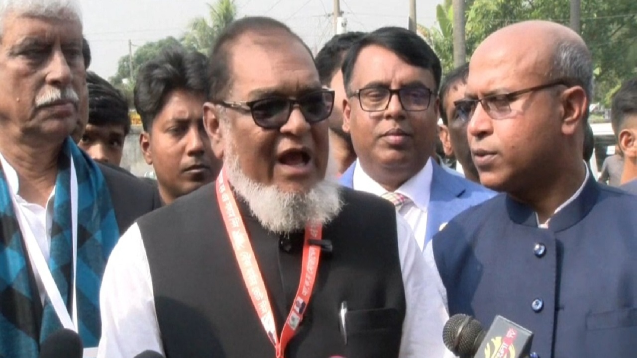 সাংবাদিকদের সঙ্গে আলাপকালে মুক্তিযুদ্ধবিষয়ক মন্ত্রণালয়ের মন্ত্রী আ ক ম মোজাম্মেল হক। ছবি : কালবেলা