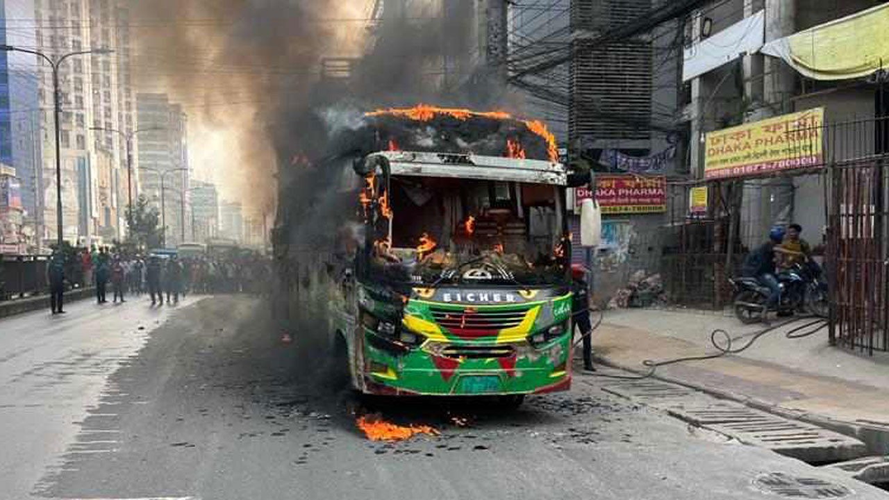 রাজধানীর জুরাইনে সালাউদ্দিন পেট্রোল পাম্পের পাশের সড়কে রাইদা পরিবহনের একটি বাসে আগুন দেয় দুর্বৃত্তরা। ছবি : সংগৃহীত