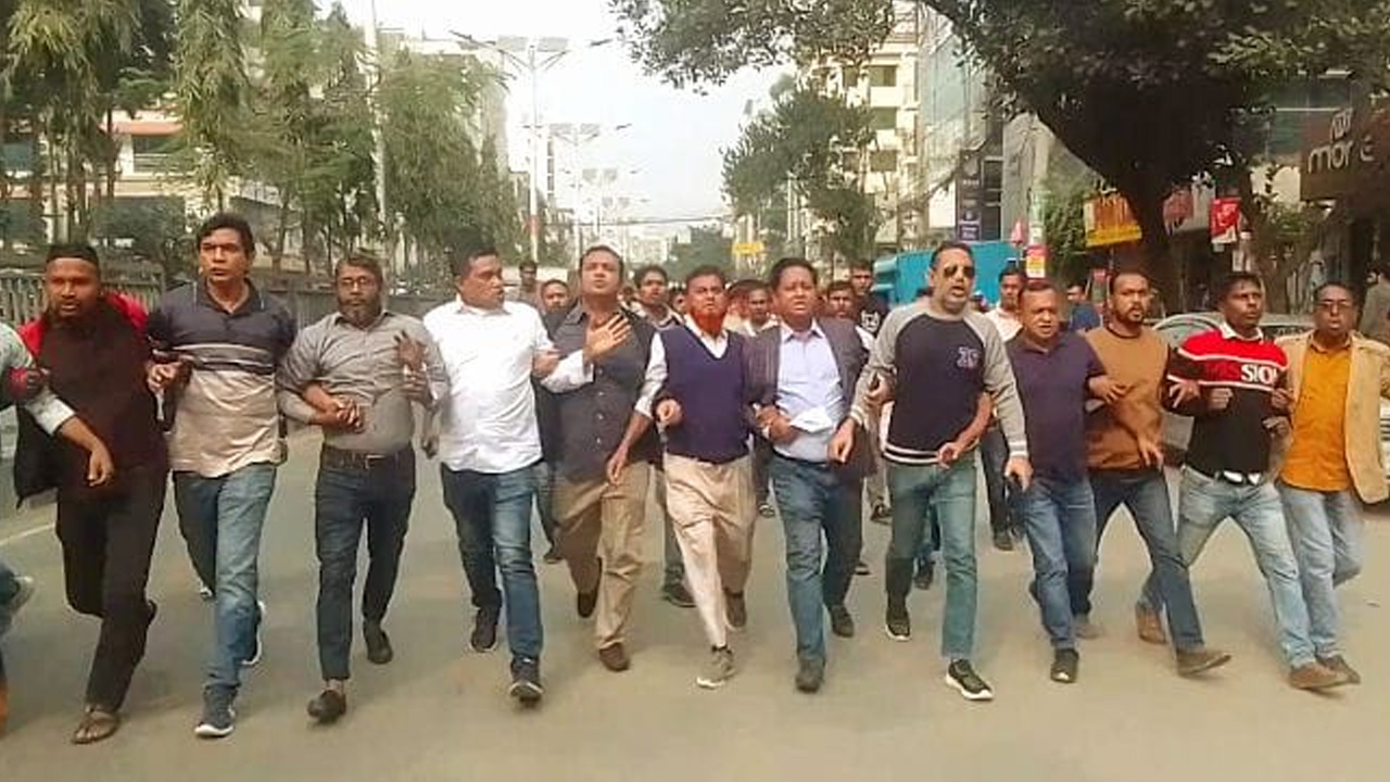 অবরোধ সফলে রোববার দুপুরে স্বেচ্ছাসেবক দলের নেতৃবৃন্দ রাজধানীর উত্তরায় বিক্ষোভ মিছিল করে। ছবি : কালবেলা
