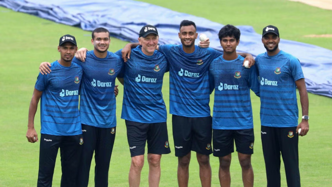 বাংলাদেশের পেস বোলারদের সাথে অ্যালান ডোনাল্ড। ছবি : সংগৃহীত