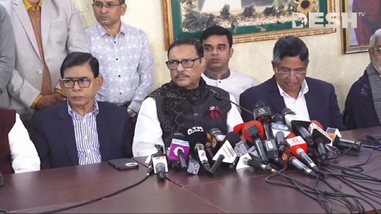 গণমাধ্যমকর্মীদের সঙ্গে আলাপকালে ওবায়দুল কাদের। ছবি : কালবেলা