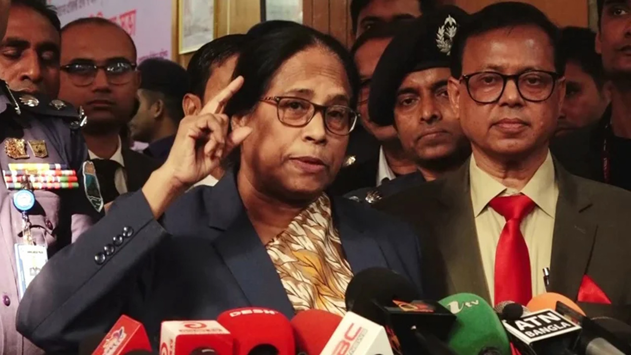 সাংবাদিকদের সঙ্গে কথা বলছেন নির্বাচন কমিশনার বেগম রাশেদা সুলতানা। ছবি : সংগৃহীত