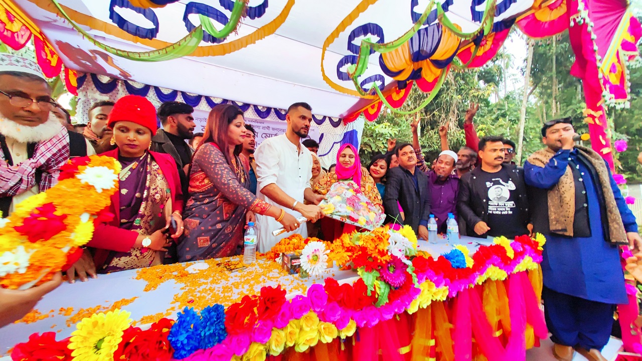পথসভায় বক্তব্য দেন মাশরাফি বিন মর্তুজা। ছবি : কালবেলা