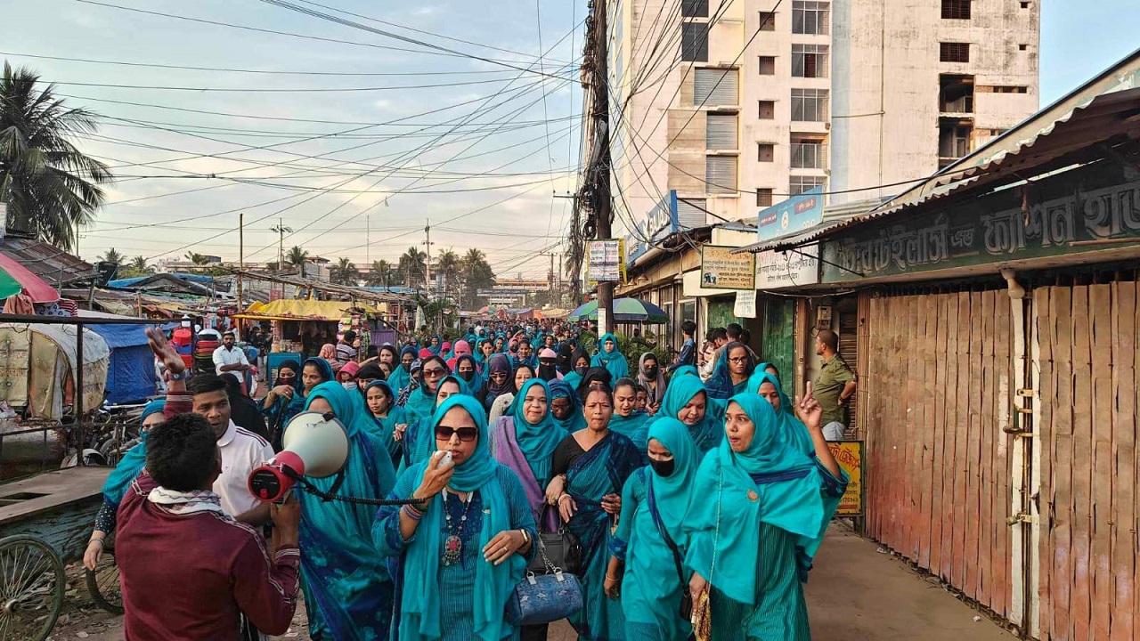 নির্বাচনী প্রচারণায় এক ঝাঁক নারী নেত্রী। ছবি : কালবেলা
