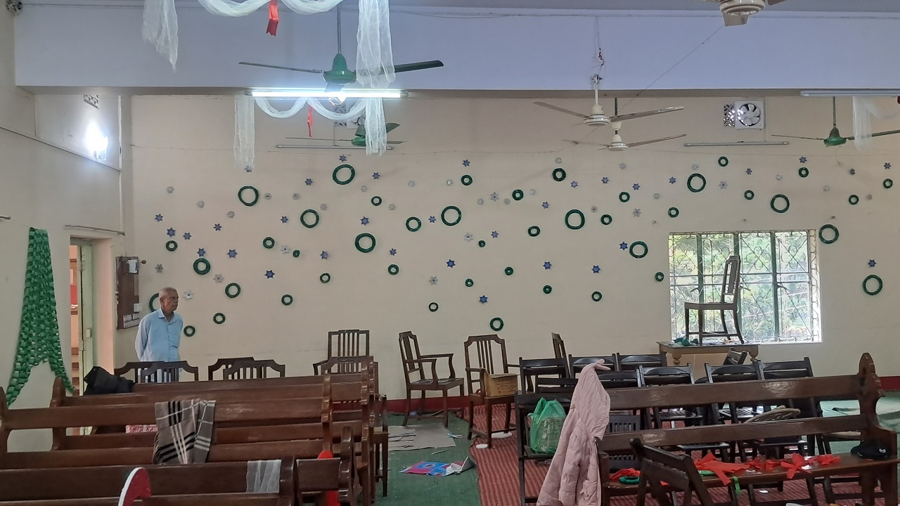 দিনভর চার্চগুলোতে সাজসজ্জা করা হচ্ছে। ছবি : কালবেলা