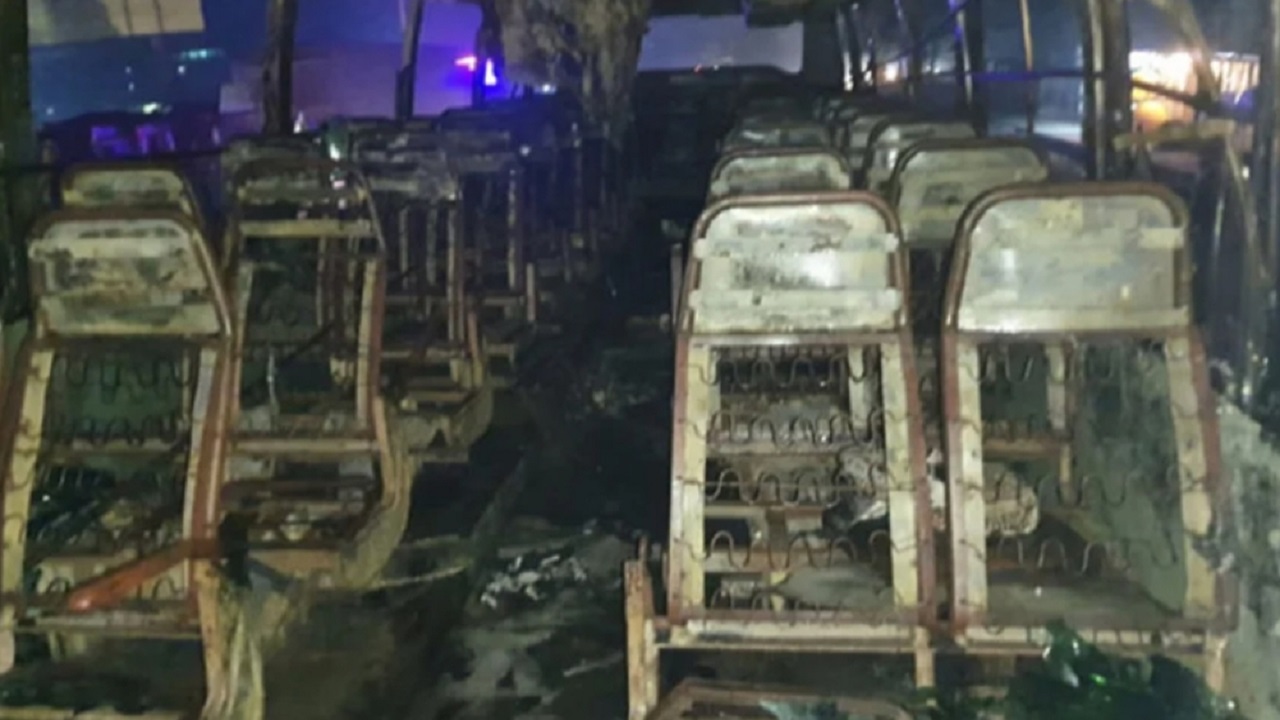 দাঁড়িয়ে থাকা একটি বাসে আগুন দিয়েছে দুর্বৃত্তরা। ছবি : কালবেলা