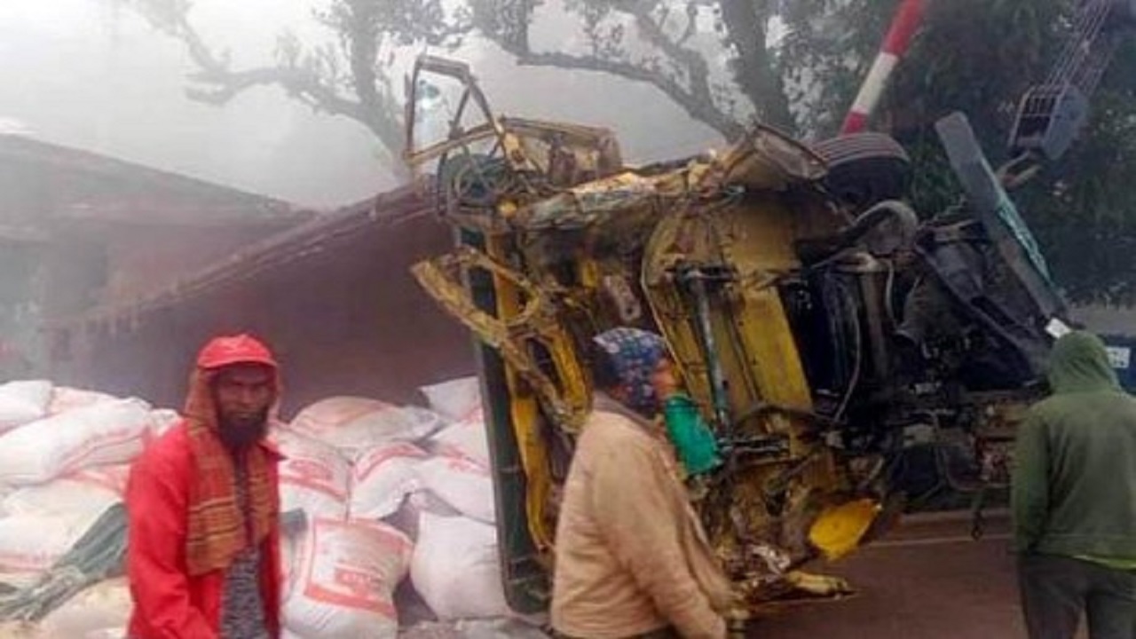 ট্রেনের ধাক্কায় ট্রাকের সামনের অংশ দুমড়ে-মুচড়ে যায়। ছবি : কালবেলা