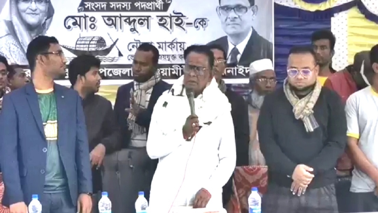 নৌকা প্রতীকের প্রার্থী আব্দুল হাইয়ের নির্বাচনী প্রচারণার মঞ্চে উপস্থিত নেতাকর্মী। ছবি : কালবেলা