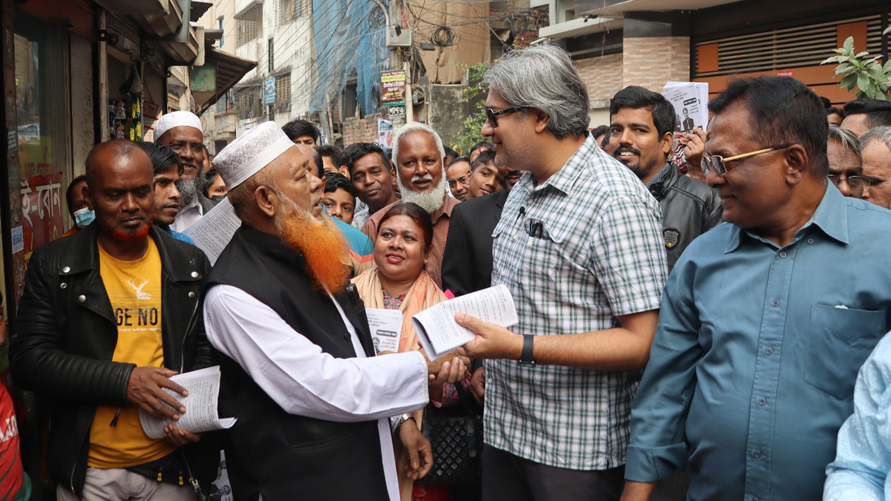 রোববার রাজধানীর পূর্ব ভাষানটেক ও পশ্চিম ভাষানটেক এলাকায় নির্বাচনী প্রচার চালান ঢাকা-১৭ আসনে আওয়ামী লীগ মনোনীত নৌকা প্রার্থী অধ্যাপক মোহাম্মদ এ আরাফাত। ছবি : কালবেলা