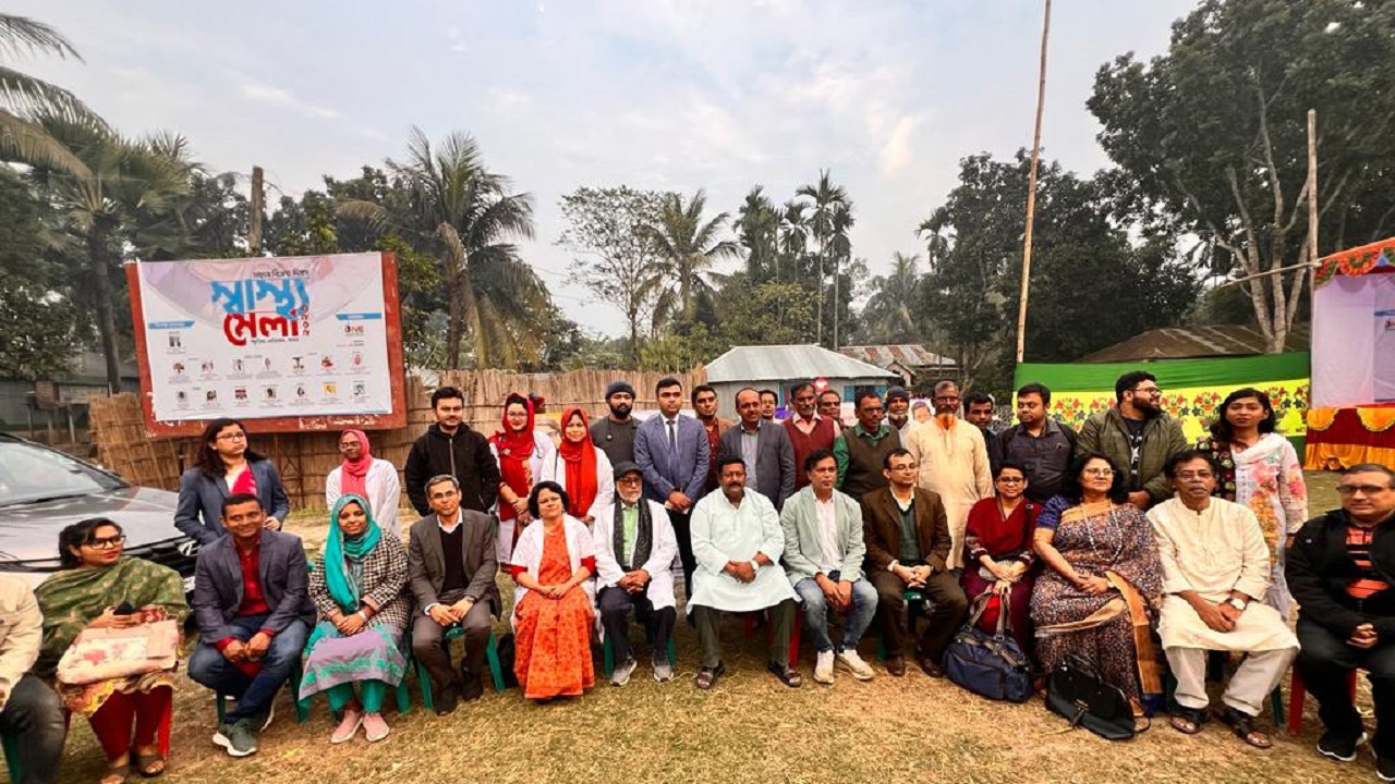 পাবনার চাটমোহরে পাঁচুড়িয়া গ্রামে বিনামূল্যে চিকিৎসার জন্য বিশেষজ্ঞ ডাক্তারদের নিয়ে স্বাস্থ্যমেলার আয়োজন করে ওয়ান বাংলাদেশ। ছবি : সংগৃহীত