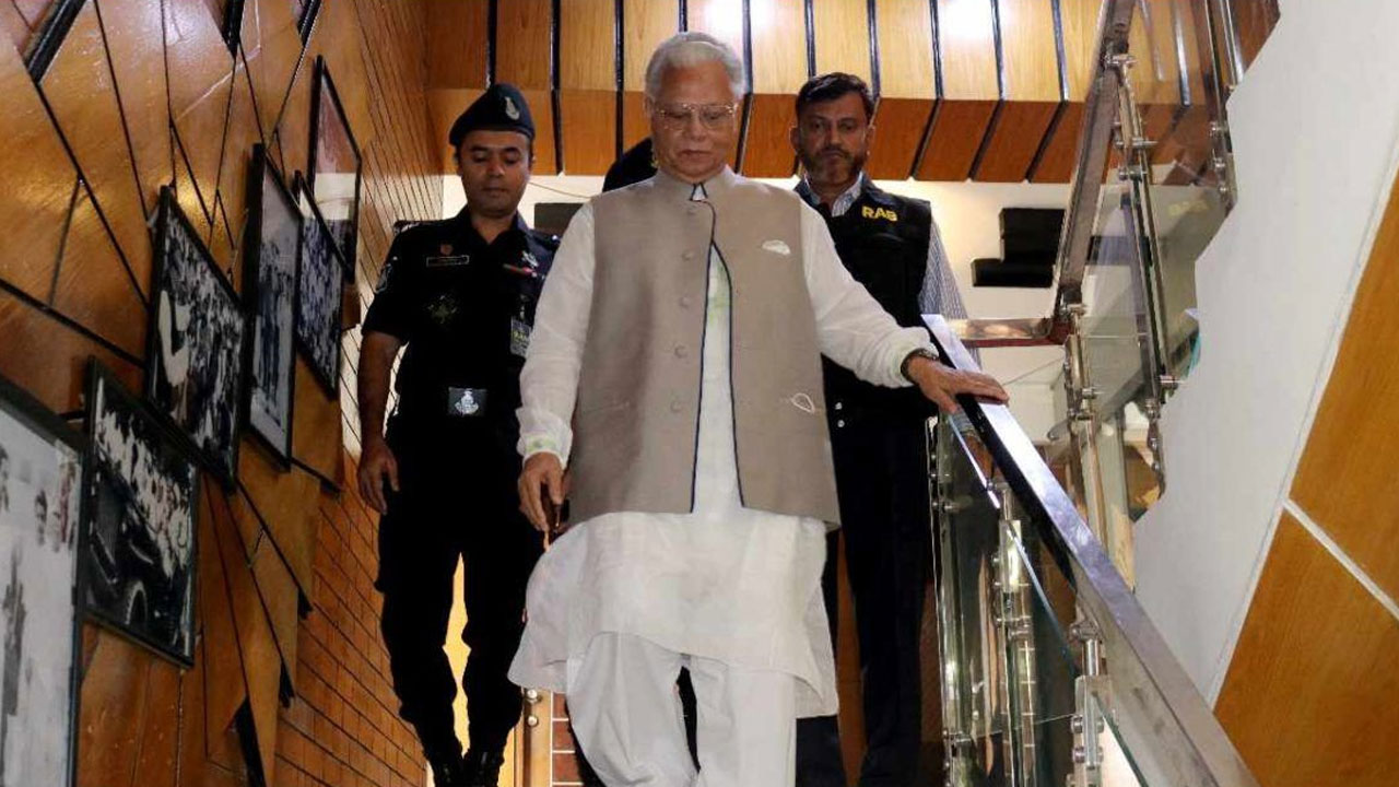 বিএনপির ভাইস চেয়ারম্যান ও সাবেক স্বরাষ্ট্রমন্ত্রী সাবেক প্রধান এয়ার ভাইস মার্শাল (অব.) আলতাফ হোসেন চৌধুরীকে গ্রেপ্তার করে র‌্যাব। ছবি: সংগৃহীত
