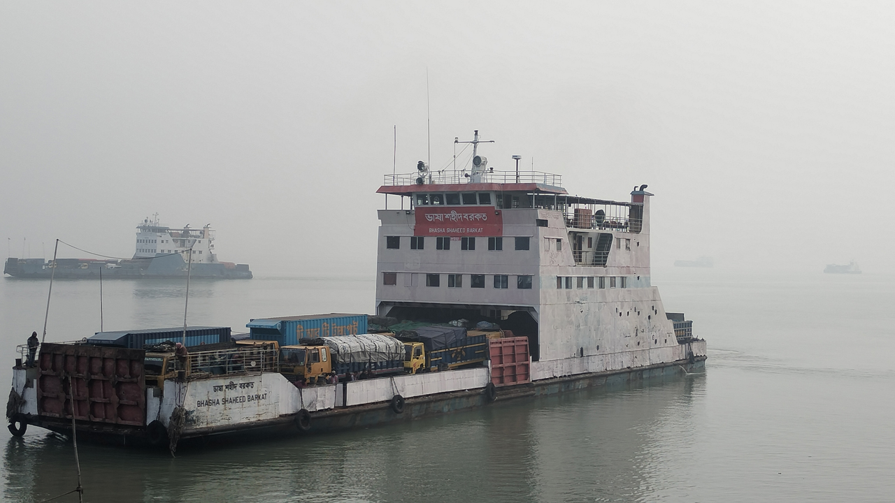 দৌলতদিয়া-পাটুরিয়ায় ফেরি চলাচল স্বাভাবিক হয়েছে। ছবি : কালবেলা