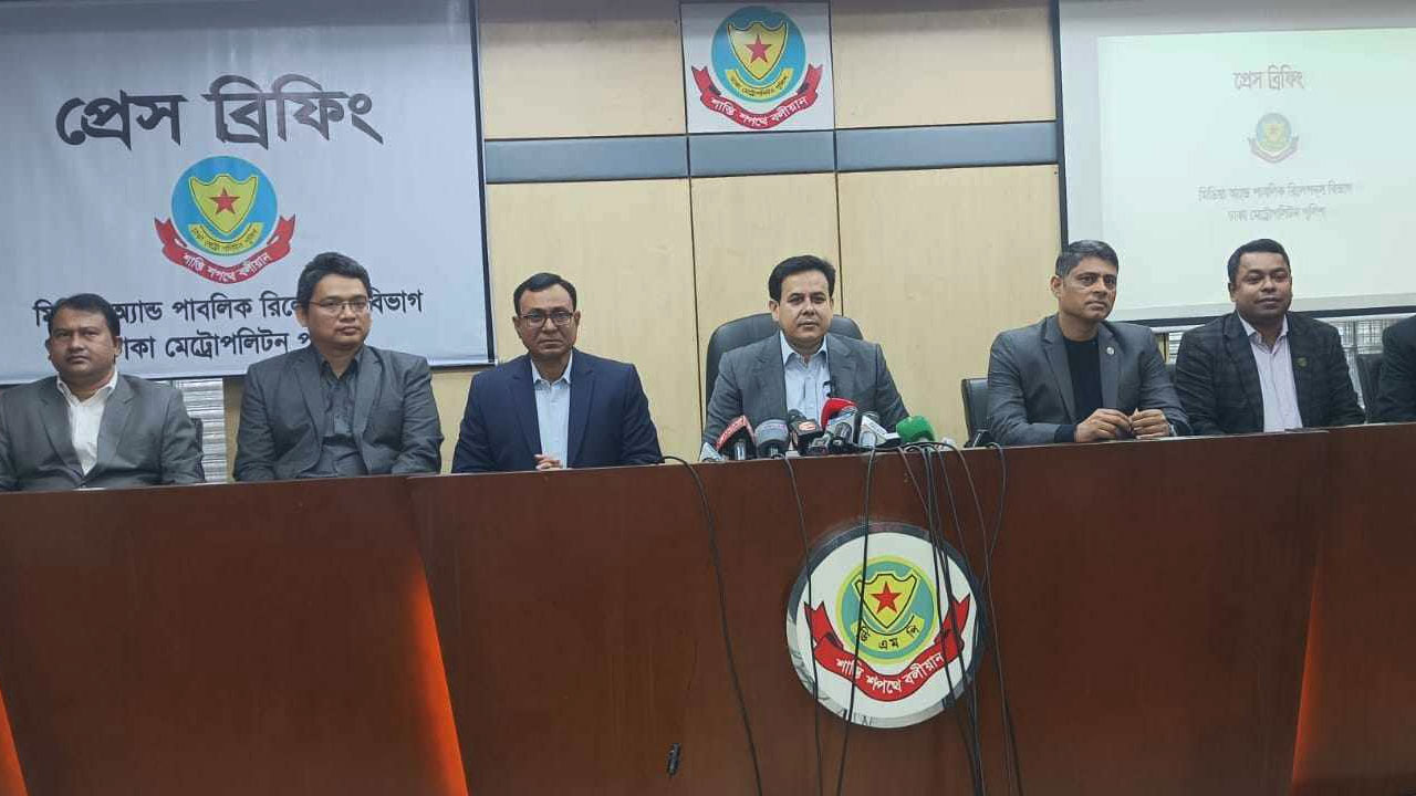 ডিএমপি মিডিয়া অ্যান্ড পাবলিক রিলেশনস বিভাগে আয়োজিত সংবাদ সম্মেলনে সিটিটিসির অতিরিক্ত পুলিশ কমিশনার মো. আসাদুজ্জামান ও অন্যান্যরা। ছবি : সংগৃহীত