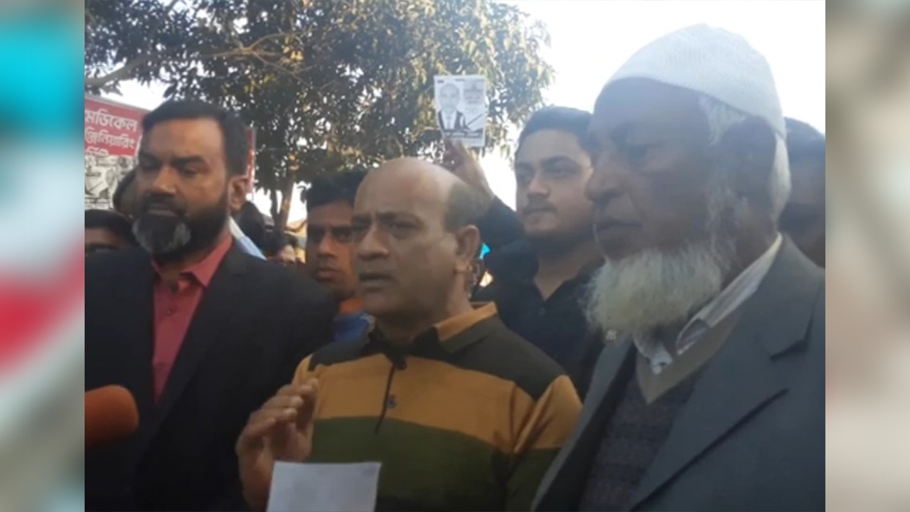 সাংবাদিকদের সাথে কথা বলছেন জাতীয় পার্টির প্রার্থী মোস্তফা সেলিম বেঙ্গল। ছবি : সংগৃহীত