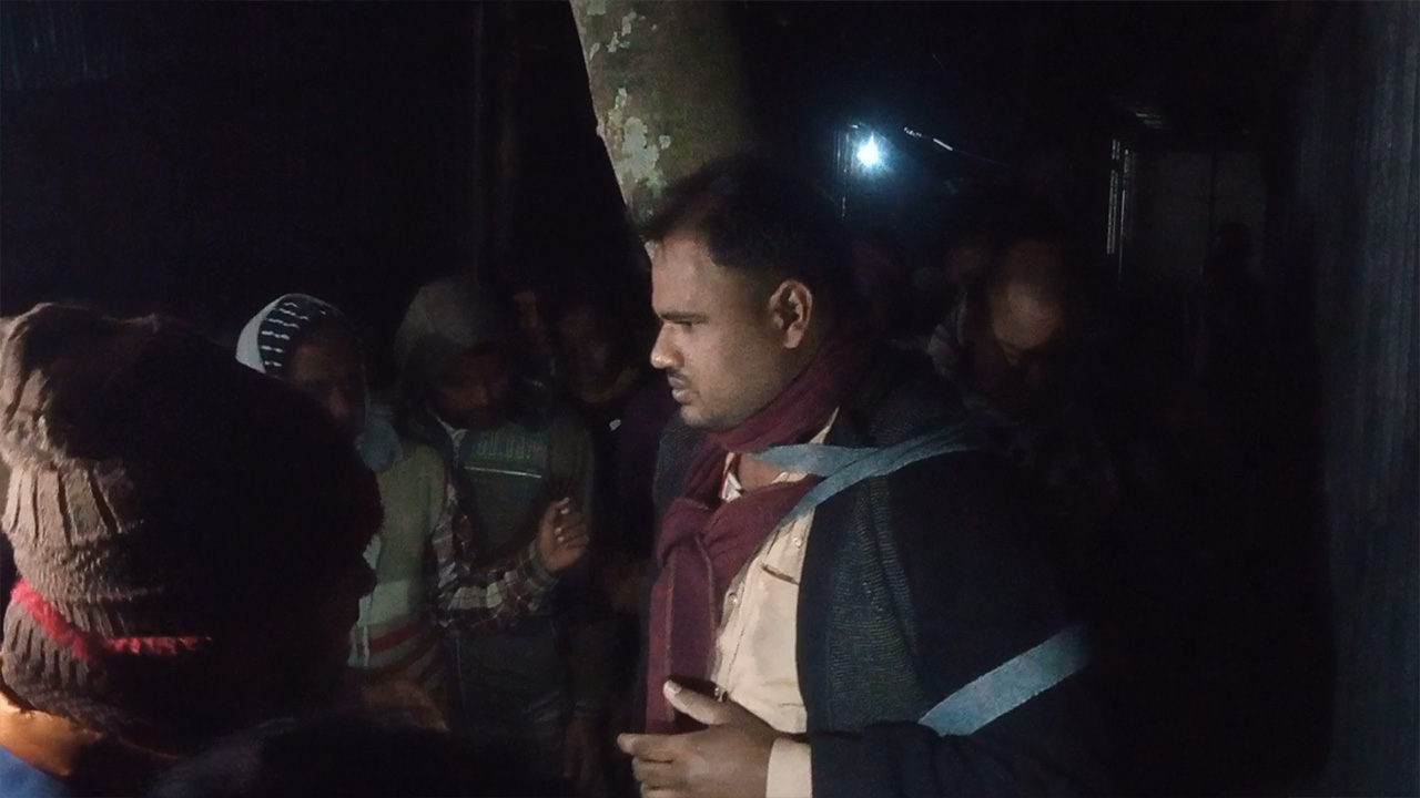 পরকীয়ার ঘটনায় এলাবাসী কাউন্সিলর মো. মোশারফ হোসেনকে আটক করে গাছের সঙ্গে বেঁধে রাখেন। ছবি : কালবেলা