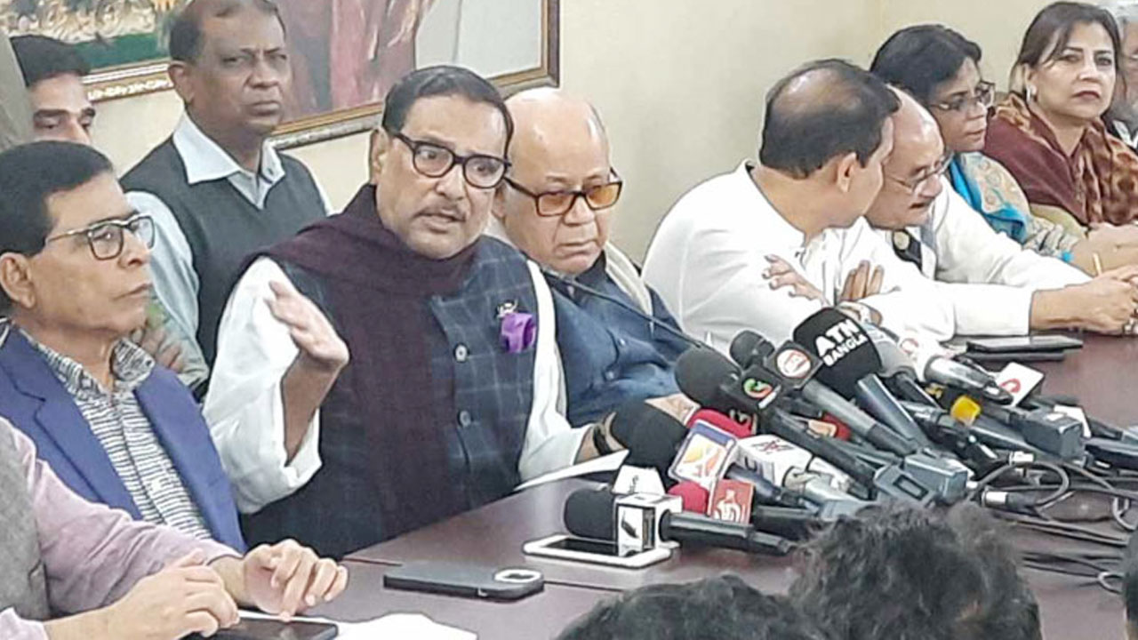 ধানমন্ডিতে আওয়ামী লীগ সভাপতির রাজনৈতিক কার্যালয়ে আয়োজিত এক সংবাদ সম্মেলনে ওবায়দুল কাদের ও দলের অন্যান্য নেতারা। ছবি : সংগৃহীত