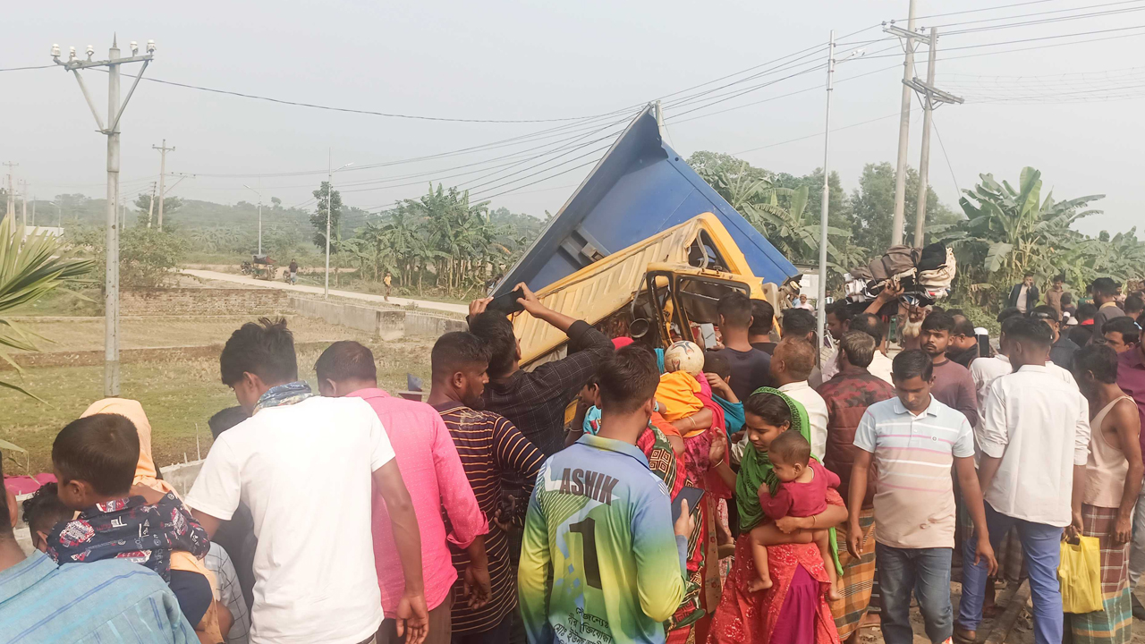 দুর্ঘটনাস্থলে জনতার ভিড়। ছবি : কালবেলা