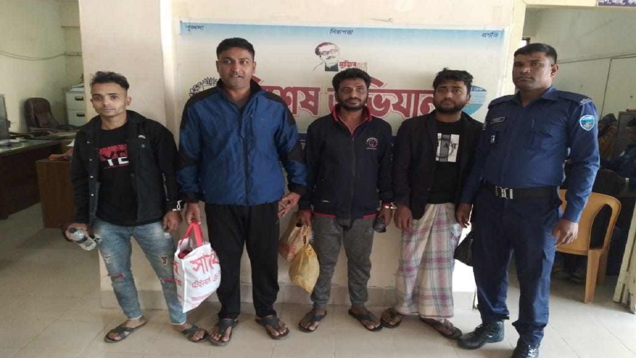 হাটহাজারীতে নাশকতার অভিযোগে গ্রেপ্তার চারজন। ছবি : কালবেলা