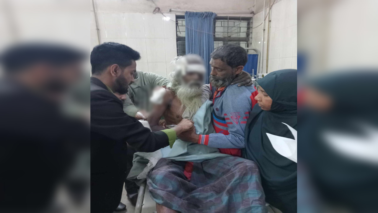আহত বৃদ্ধকে হাসপাতালে ভর্তি রেখে চিকিৎসা দেওয়া হচ্ছে। ছবি : কালবেলা