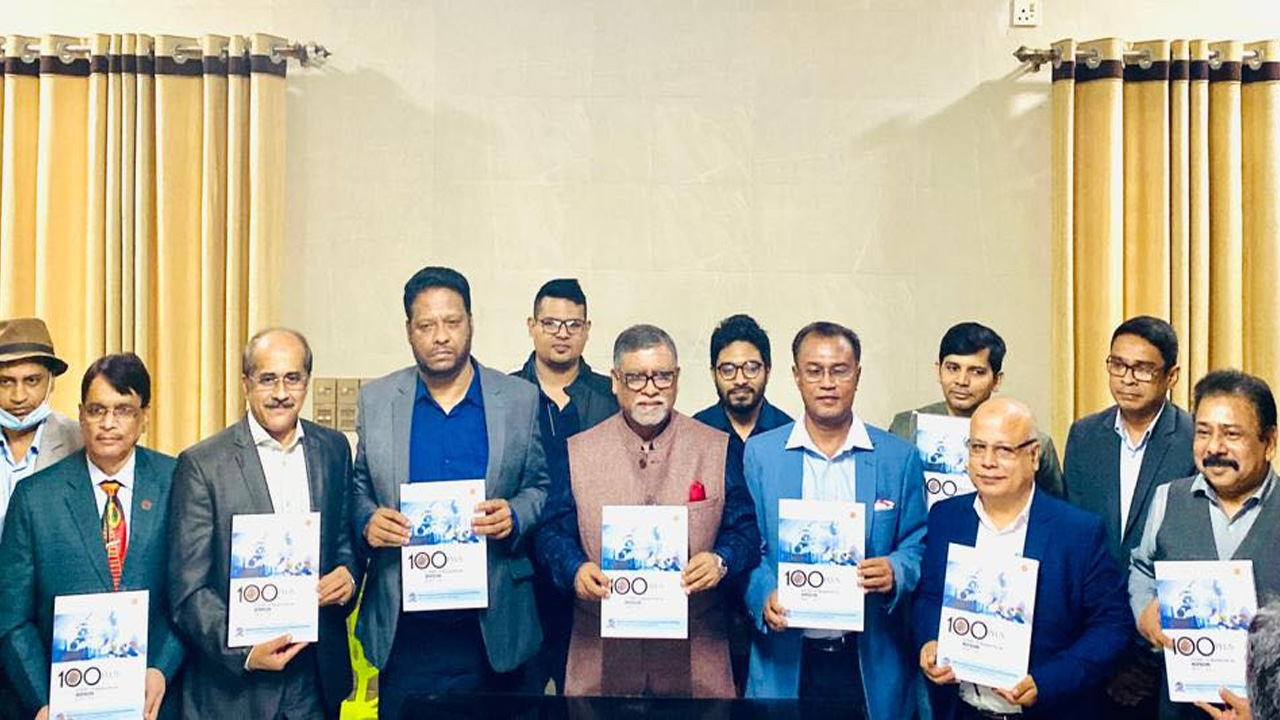 সোমবার মানিকগঞ্জে কোভিড-১৯ বিষয়ক ‘১০০ প্লাস কোভিড-১৯ রিসার্সেস’ শীর্ষক গবেষণা সংকলনের প্রকাশনা অনুষ্ঠানে অতিথিরা। ছবি : কালবেলা