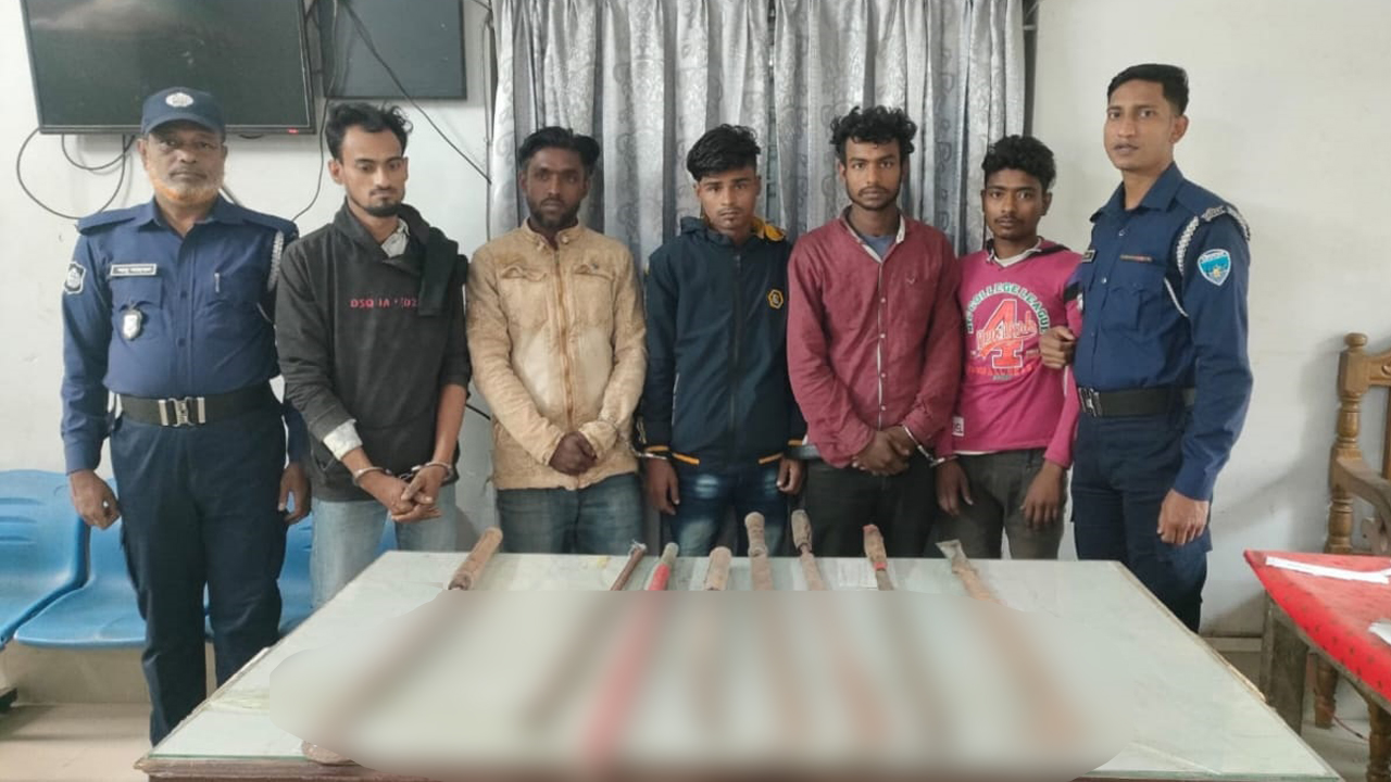 অস্ত্রসহ ৫ ডাকাতকে গ্রেপ্তার করেছে সরাইল থানার পুলিশ। ছবি : কালবেলা