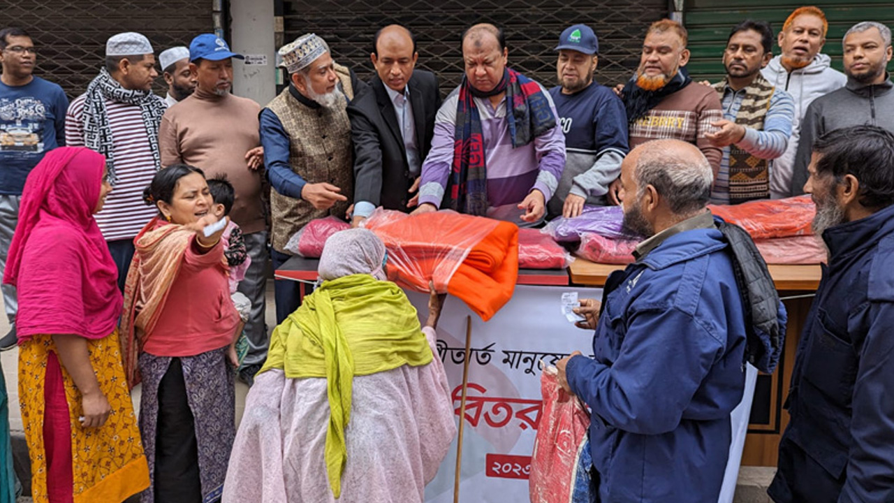 অসহায় শীতার্তদের মাঝে কম্বল বিতরণ করল আইএফআইসি ব্যাংক। ছবি: সংগৃহীত