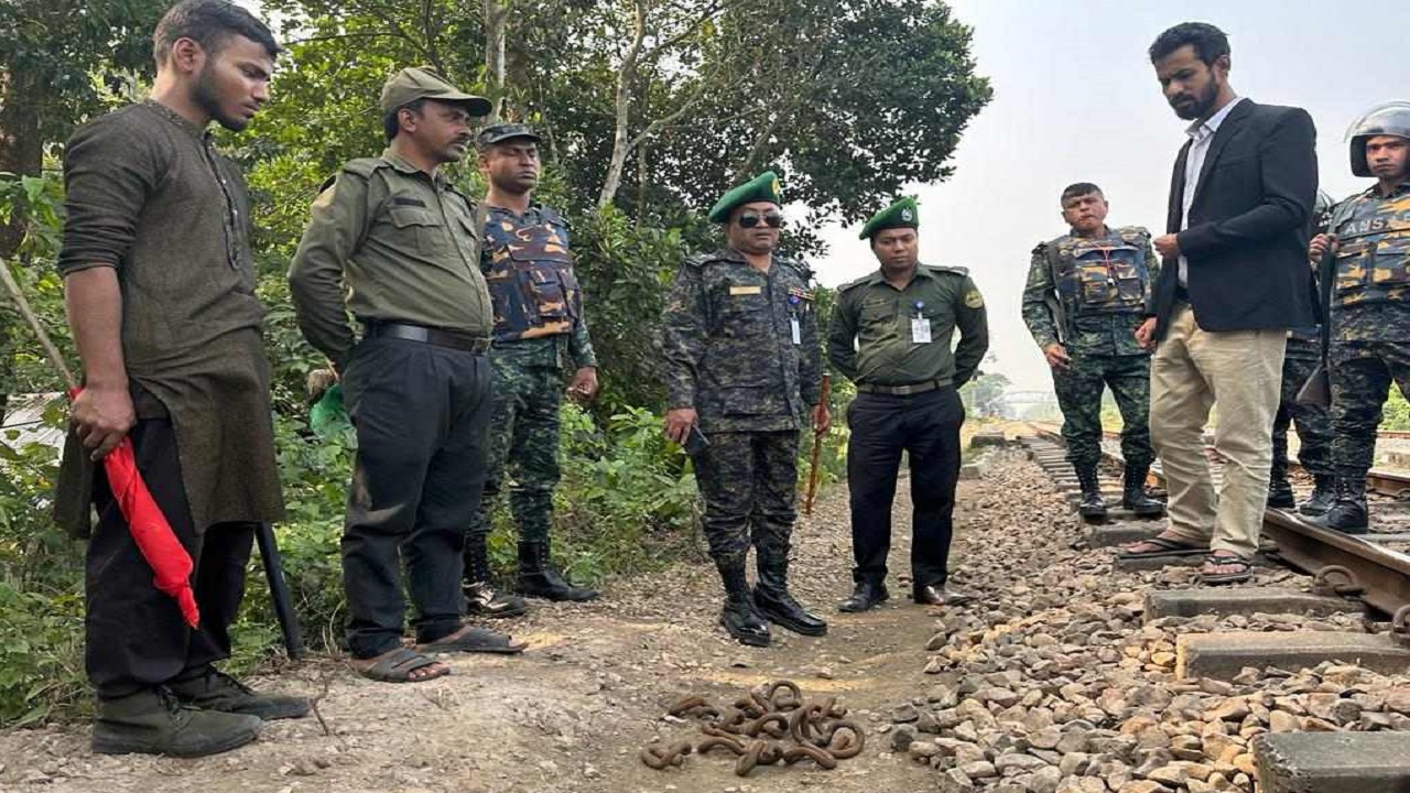 দুর্বৃত্তদের খুলে ফেলা ১২টি স্লিপার উদ্ধার করা হয়। ছবি : কালবেলা