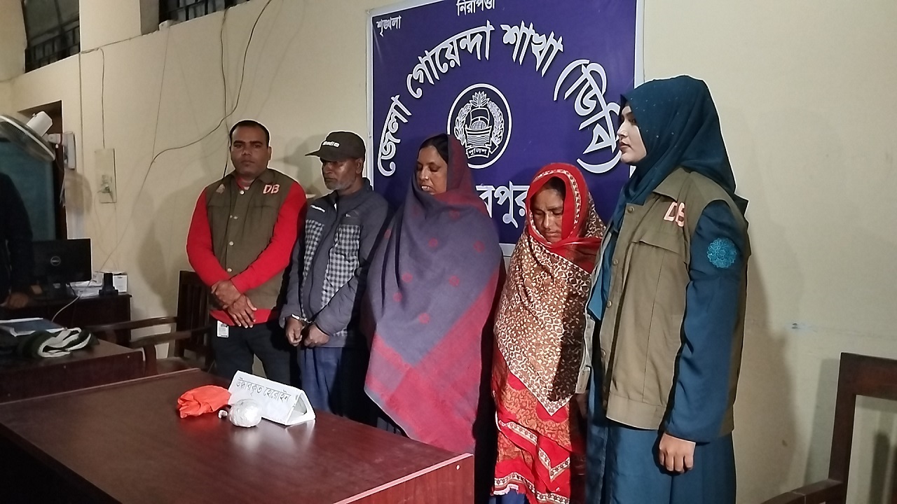 হেরোইনসহ আটক তিনজন। ছবি : কালবেলা
