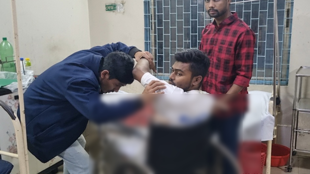 হামলায় আহত ঈগলের কর্মী মো. আজিজুল হক। ছবি : কালবেলা
