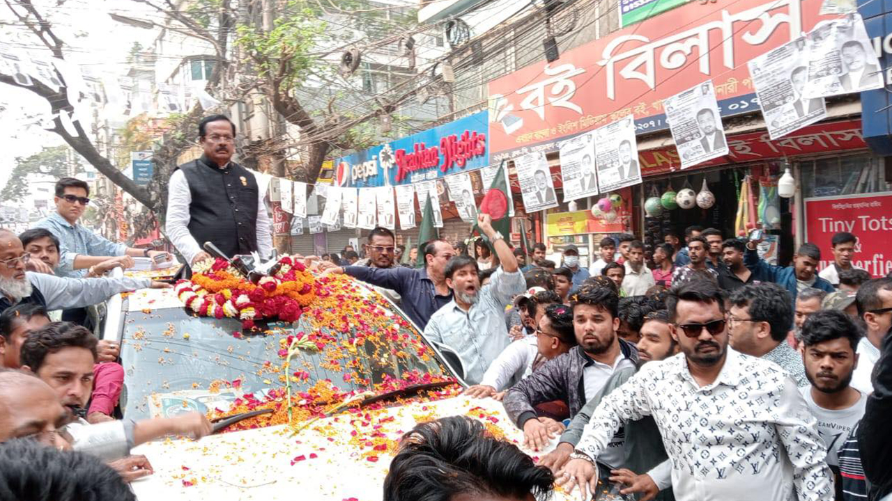 ঢাকা-১৩ আসনের মোহাম্মদপুর এলাকায় গণসংযোগে জাহাঙ্গীর কবির নানক। ছবি : কালবেলা