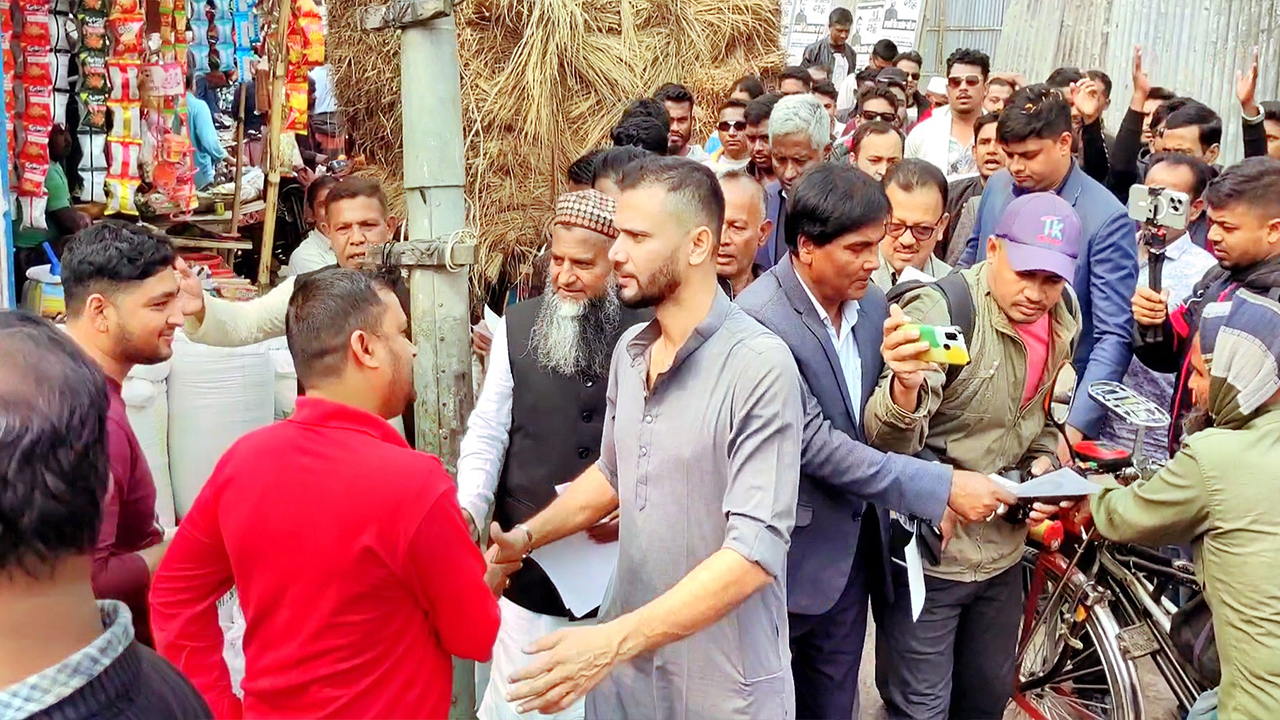 নড়াইলের লোহাগড়ায় নির্বাচনী প্রচারে মাশরাফী। ছবি : কালবেলা