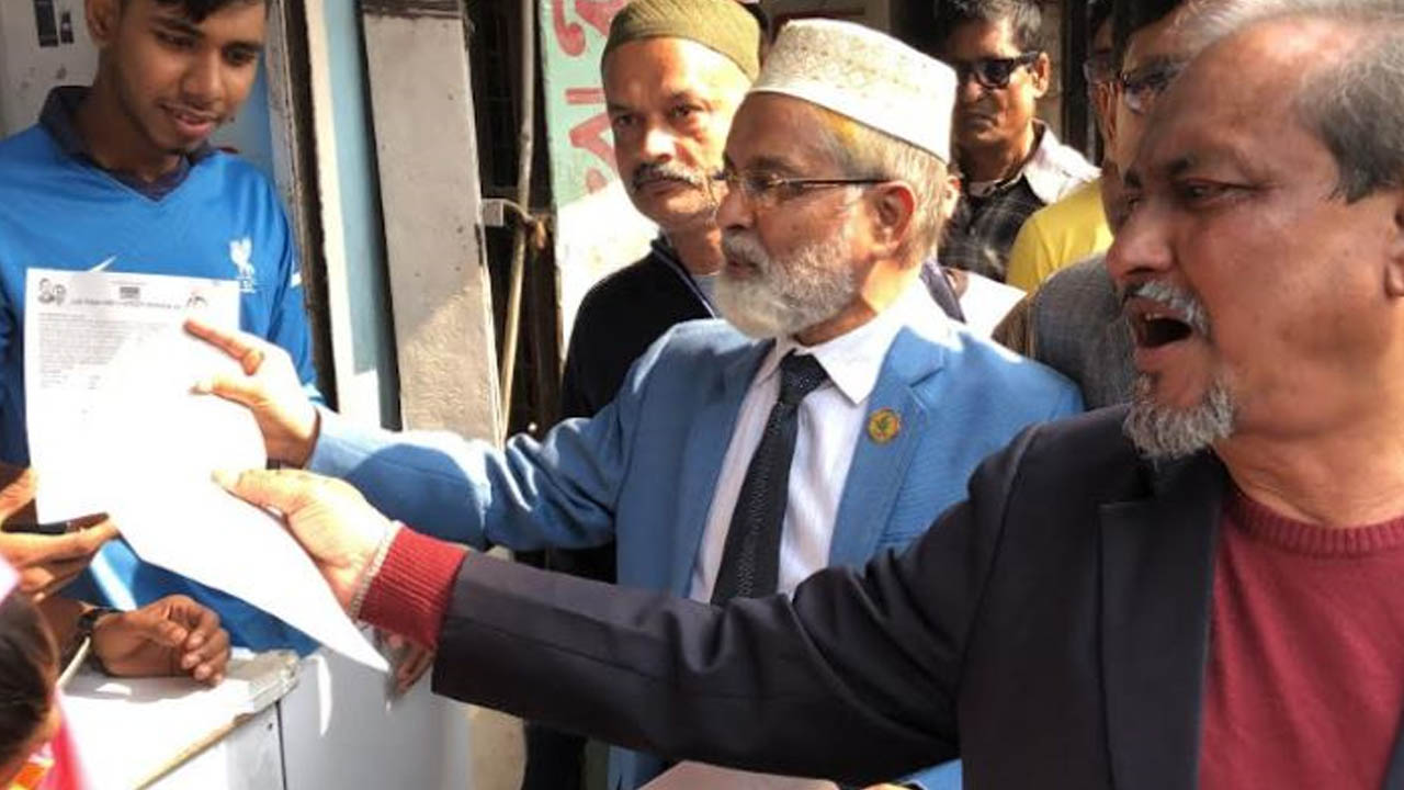 রাজশাহীতে লিফলেট বিতরণ করেন বিএনপির নেতাকর্মীরা। ছবি : কালবেলা